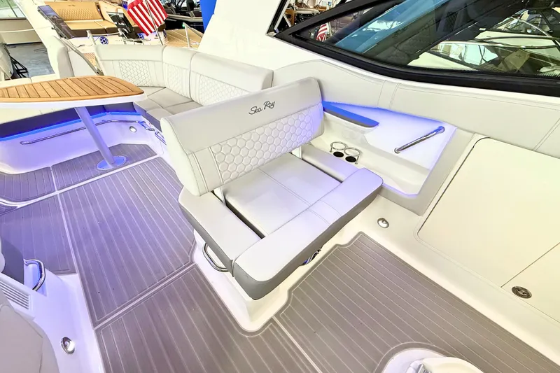 Slide: The Image of Sea Ray Sundancer 320 2026 - 22