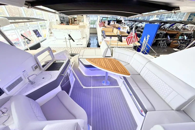 Slide: The Image of Sea Ray Sundancer 320 2026 - 23