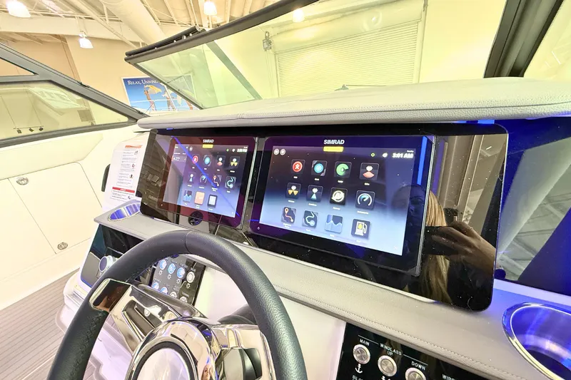Slide: The Image of Sea Ray Sundancer 320 2026 - 27