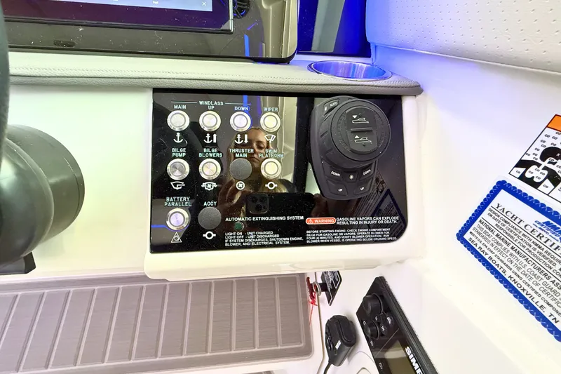 Slide: The Image of Sea Ray Sundancer 320 2026 - 28
