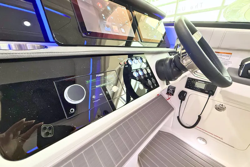 Slide: The Image of Sea Ray Sundancer 320 2026 - 29