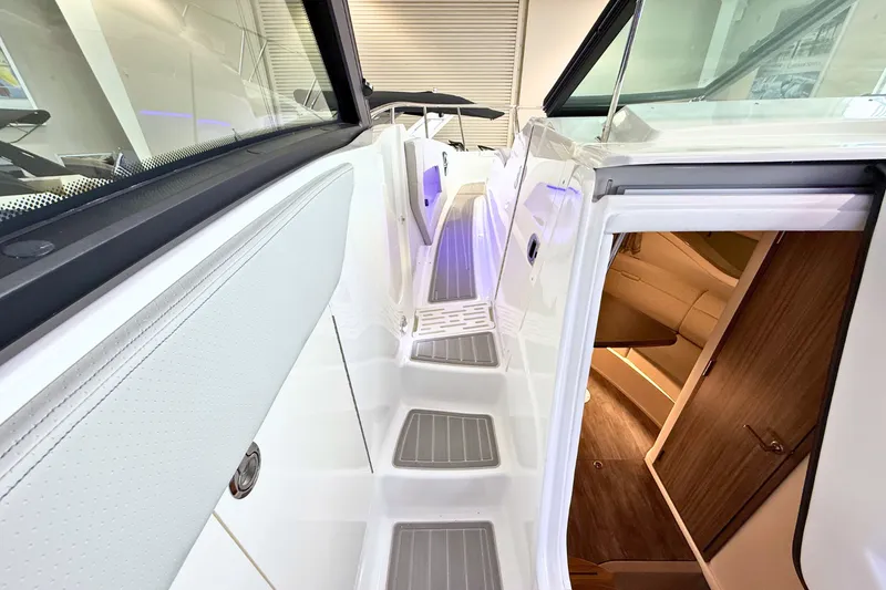 Slide: The Image of Sea Ray Sundancer 320 2026 - 31