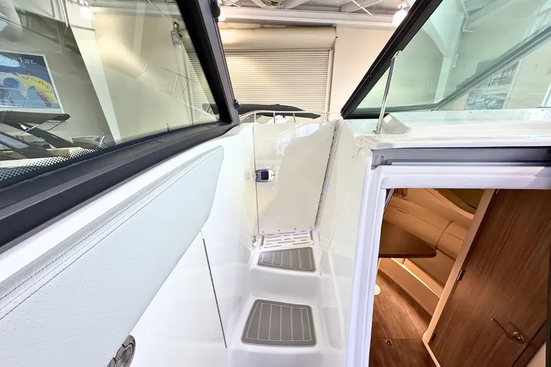 Slide: The Image of Sea Ray Sundancer 320 2026 - 32
