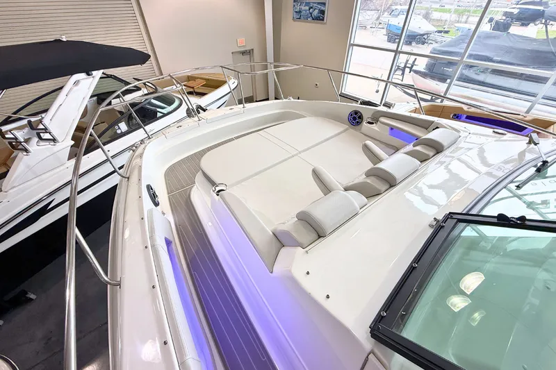 Slide: The Image of Sea Ray Sundancer 320 2026 - 33