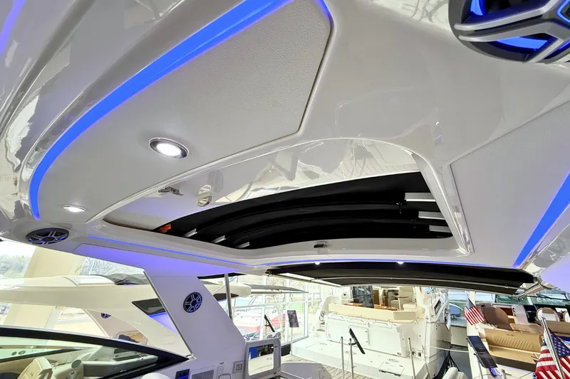 Slide: The Image of Sea Ray Sundancer 320 2026 - 34