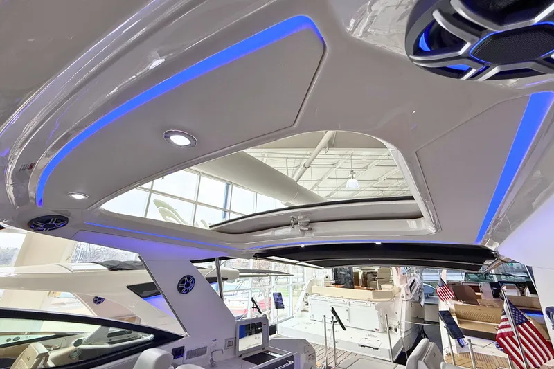 Slide: The Image of Sea Ray Sundancer 320 2026 - 35