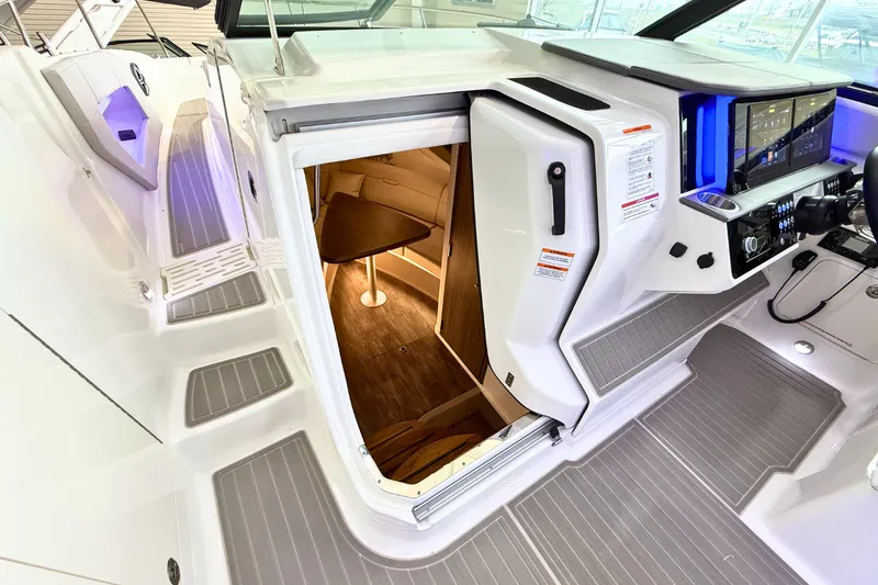 Slide: The Image of Sea Ray Sundancer 320 2026 - 36