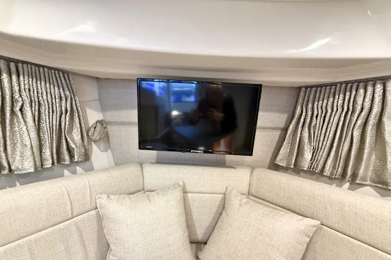 Slide: The Image of Sea Ray Sundancer 320 2026 - 39