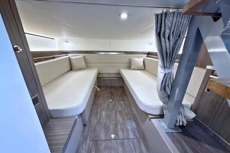 Slide: The Image of Sea Ray Sundancer 320 2026 - 42