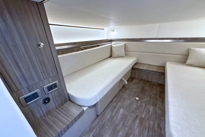 Slide: The Image of Sea Ray Sundancer 320 2026 - 43