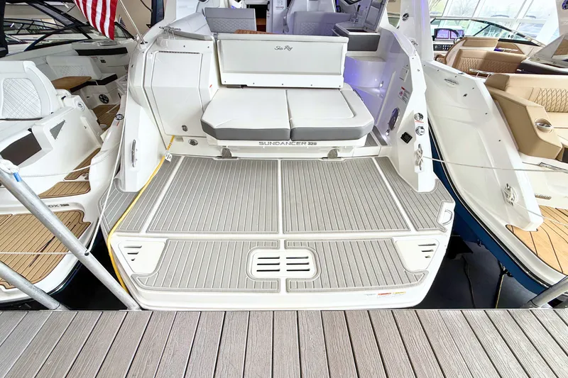 Slide: The Image of Sea Ray Sundancer 320 2026 - 6