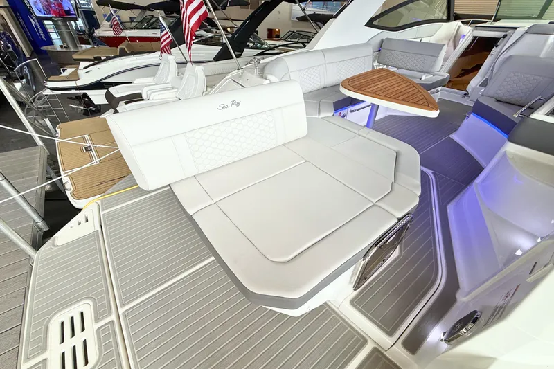 Slide: The Image of Sea Ray Sundancer 320 2026 - 7