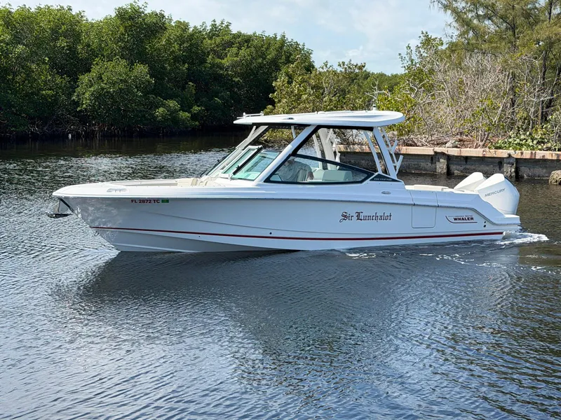 Slide: The Image of Boston Whaler 28 VANTAGE 2022 - 11