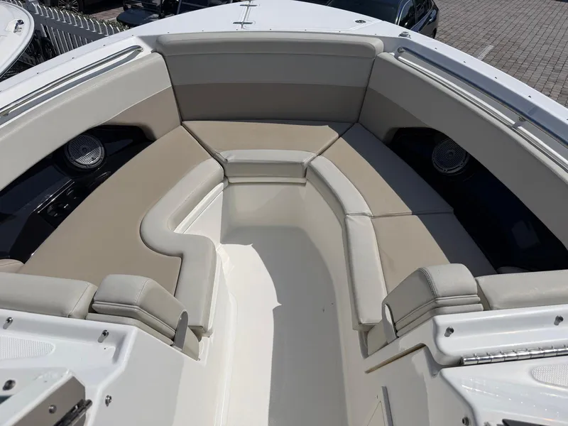 Slide: The Image of Boston Whaler 28 VANTAGE 2022 - 15