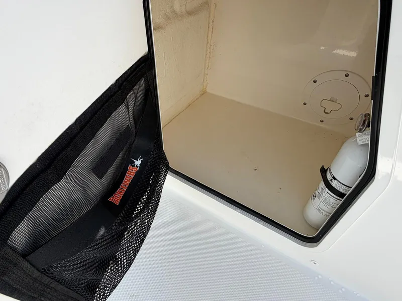 Slide: The Image of Boston Whaler 28 VANTAGE 2022 - 16