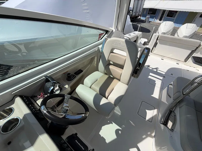 Slide: The Image of Boston Whaler 28 VANTAGE 2022 - 17