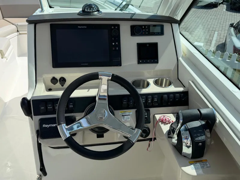 Slide: The Image of Boston Whaler 28 VANTAGE 2022 - 18