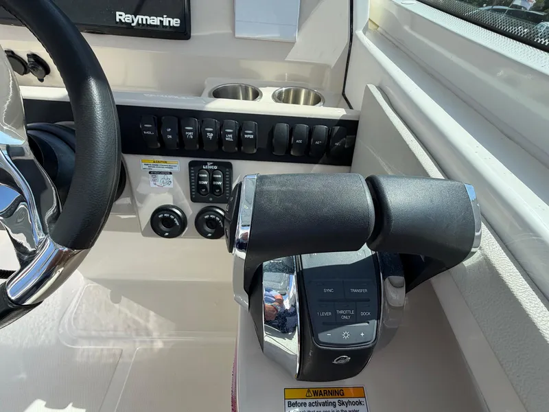 Slide: The Image of Boston Whaler 28 VANTAGE 2022 - 19