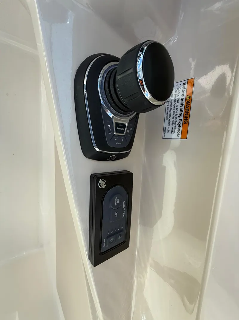 Slide: The Image of Boston Whaler 28 VANTAGE 2022 - 20