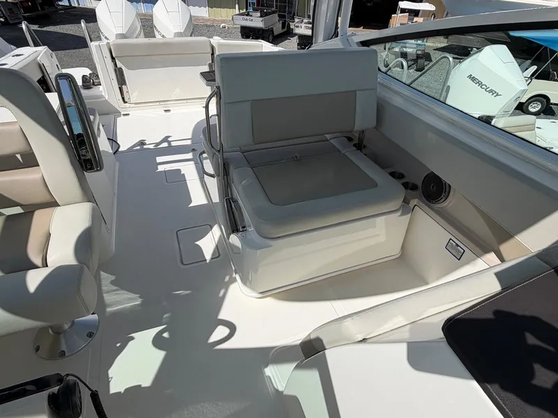 Slide: The Image of Boston Whaler 28 VANTAGE 2022 - 21