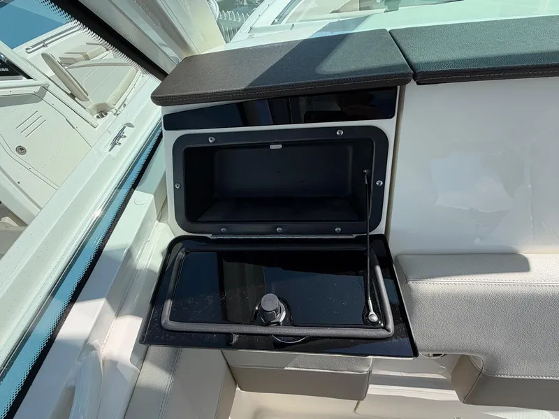 Slide: The Image of Boston Whaler 28 VANTAGE 2022 - 22