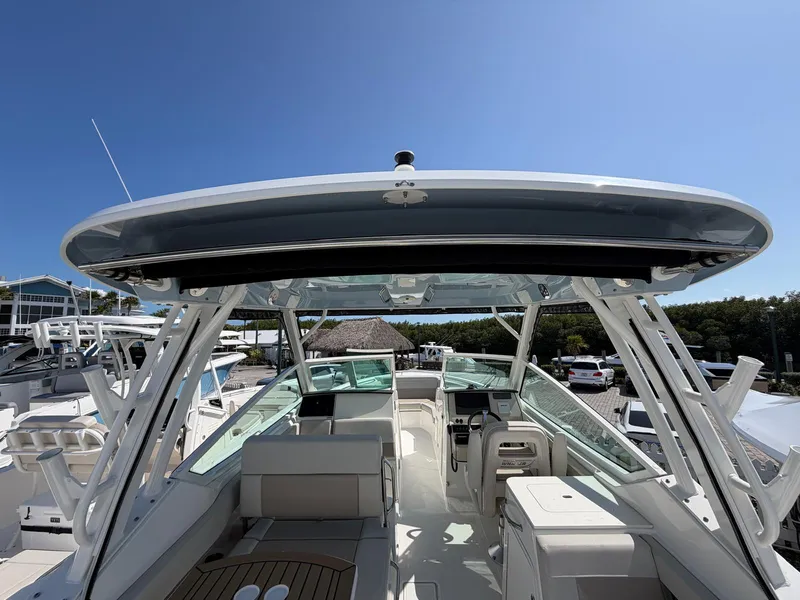 Slide: The Image of Boston Whaler 28 VANTAGE 2022 - 25