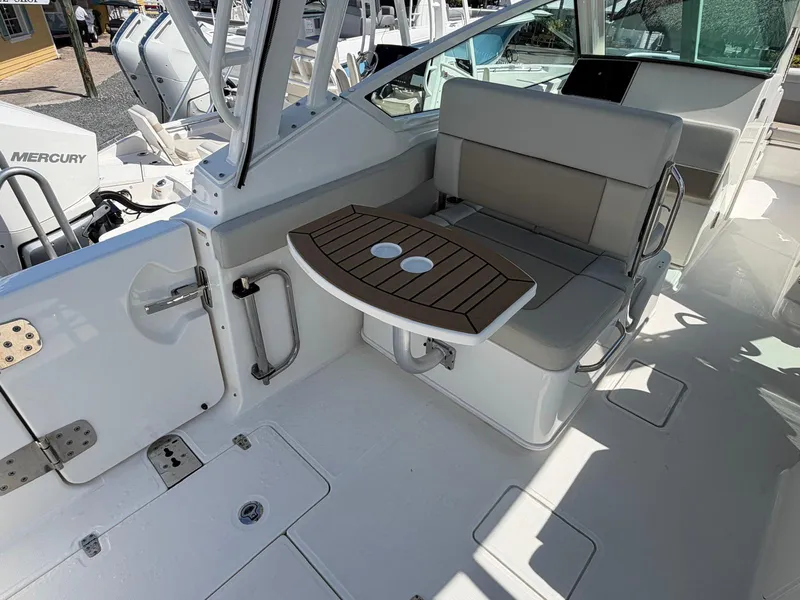 Slide: The Image of Boston Whaler 28 VANTAGE 2022 - 26
