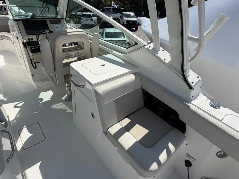 Slide: The Image of Boston Whaler 28 VANTAGE 2022 - 27