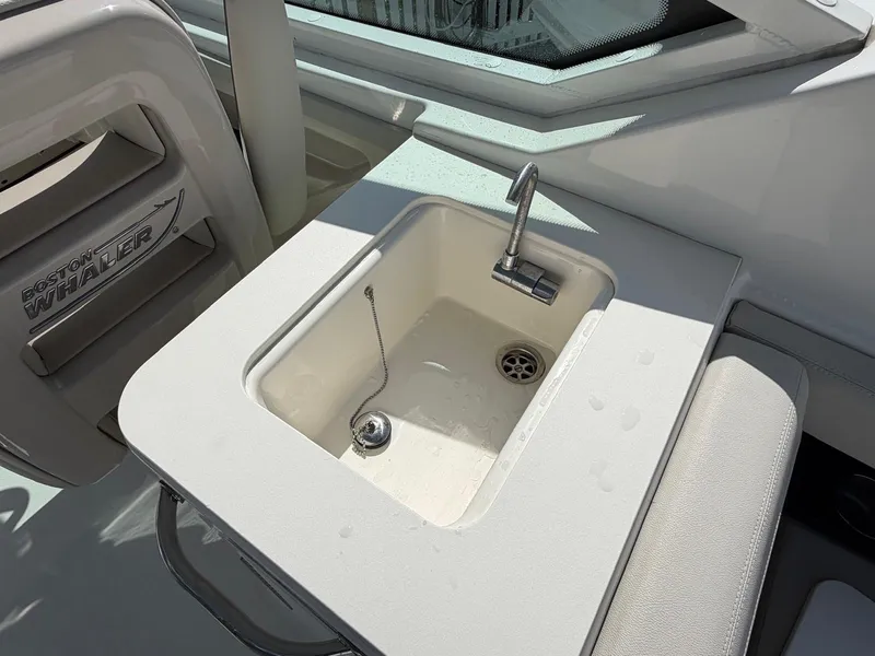 Slide: The Image of Boston Whaler 28 VANTAGE 2022 - 28