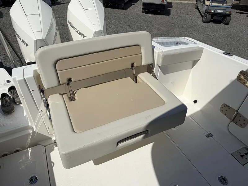 Slide: The Image of Boston Whaler 28 VANTAGE 2022 - 32