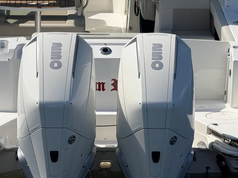 Slide: The Image of Boston Whaler 28 VANTAGE 2022 - 6