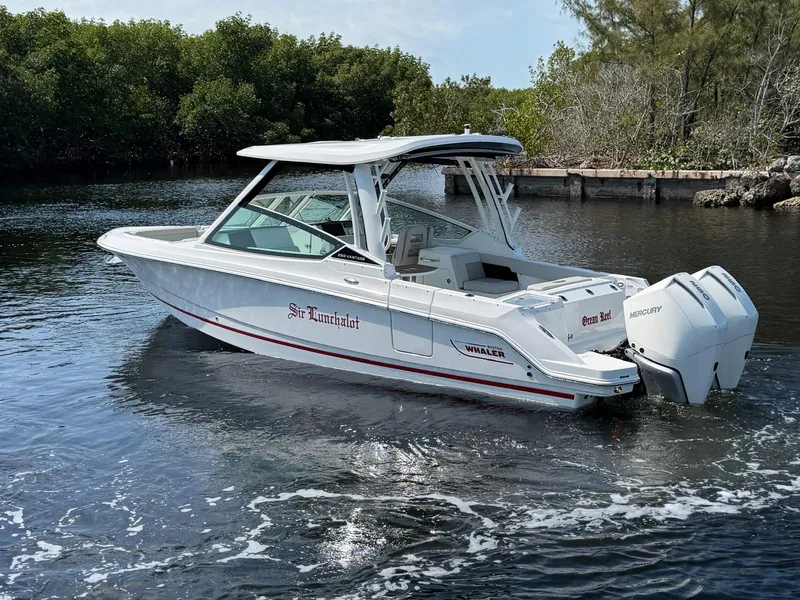 Slide: The Image of Boston Whaler 28 VANTAGE 2022 - 8