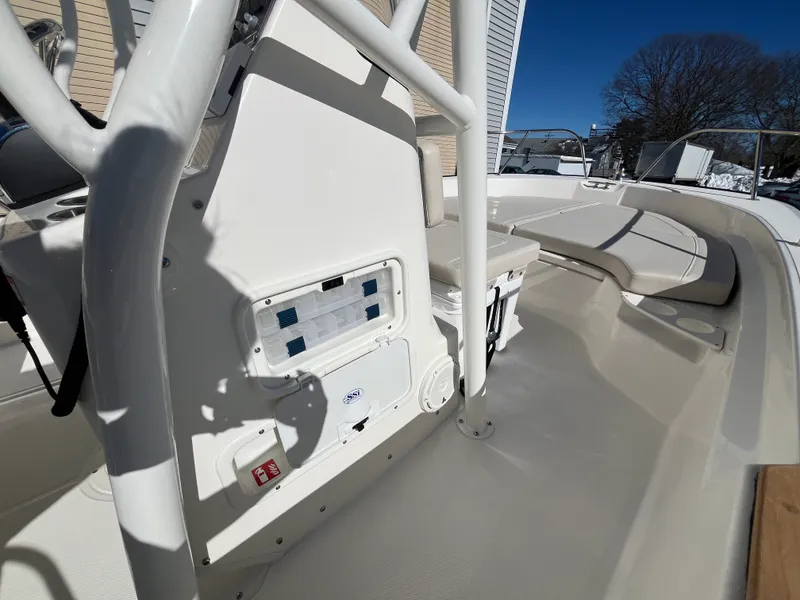 Slide: The Image of Boston Whaler 190 Montauk 2026 - 12