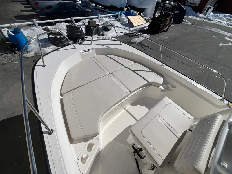 Slide: The Image of Boston Whaler 190 Montauk 2026 - 15