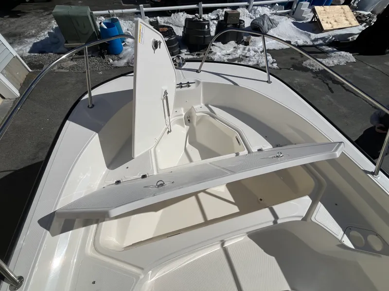 Slide: The Image of Boston Whaler 190 Montauk 2026 - 16