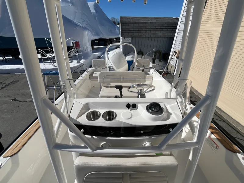Slide: The Image of Boston Whaler 190 Montauk 2026 - 17