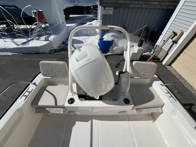 Slide: The Image of Boston Whaler 190 Montauk 2026 - 4