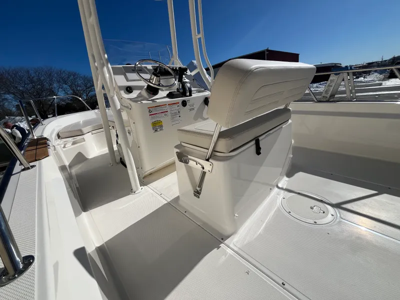 Slide: The Image of Boston Whaler 190 Montauk 2026 - 6