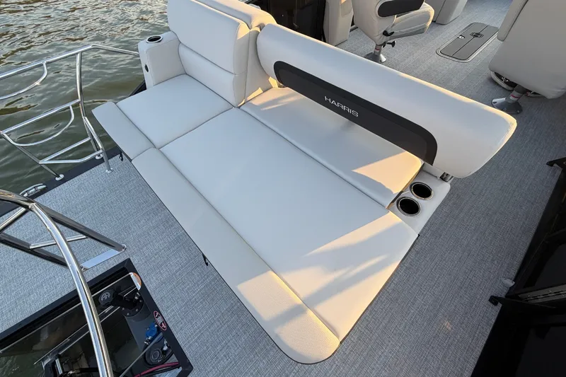 Slide: The Image of Harris Cruiser 230 2026 - 14