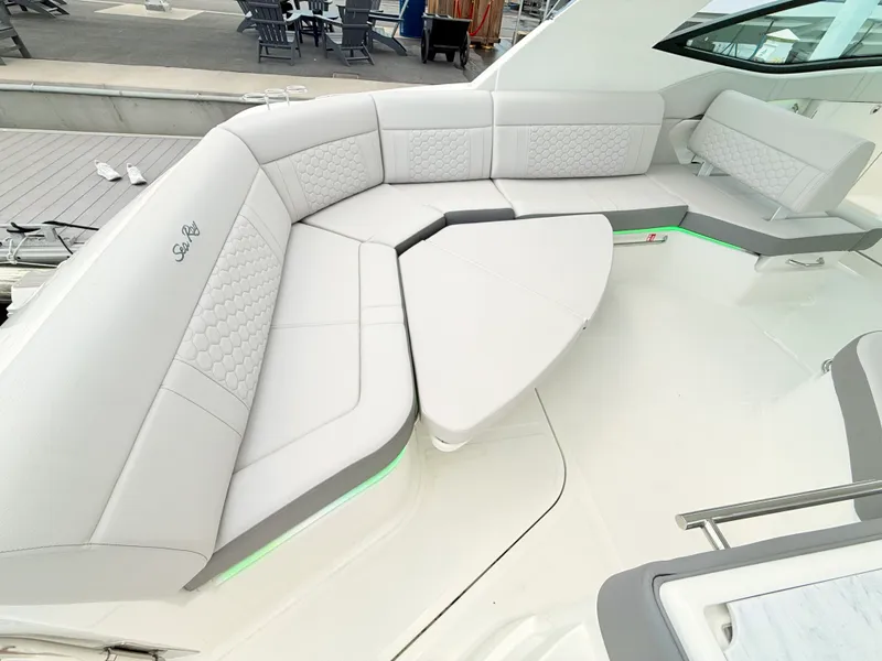 Slide: The Image of Sea Ray Sundancer 320 Outboard 2026 - 31