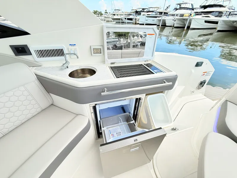 Slide: The Image of Sea Ray Sundancer 320 Outboard 2026 - 34