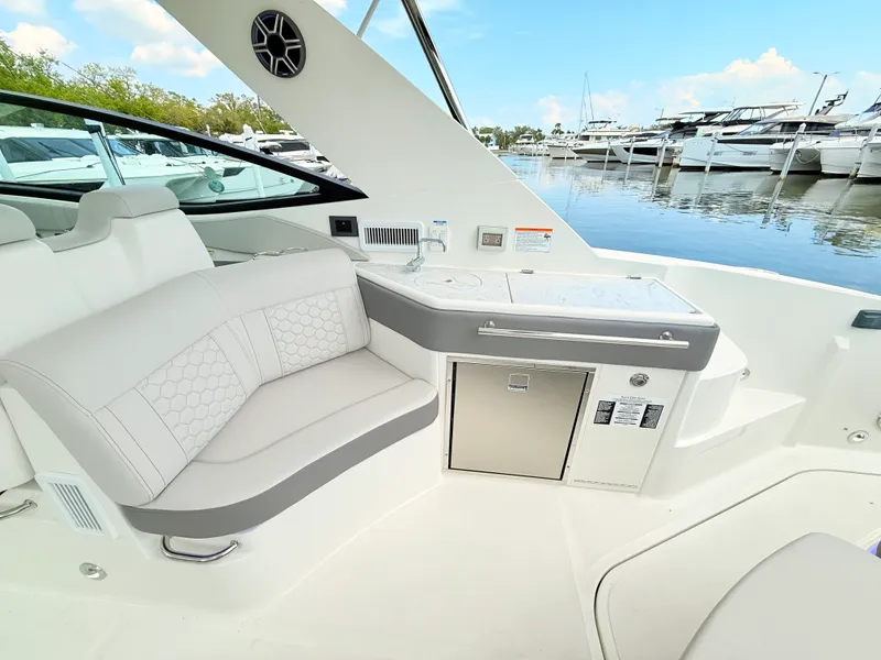 Slide: The Image of Sea Ray Sundancer 320 Outboard 2026 - 36