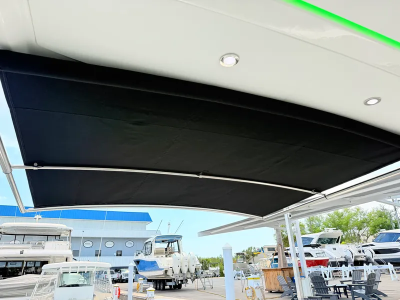 Slide: The Image of Sea Ray Sundancer 320 Outboard 2026 - 39