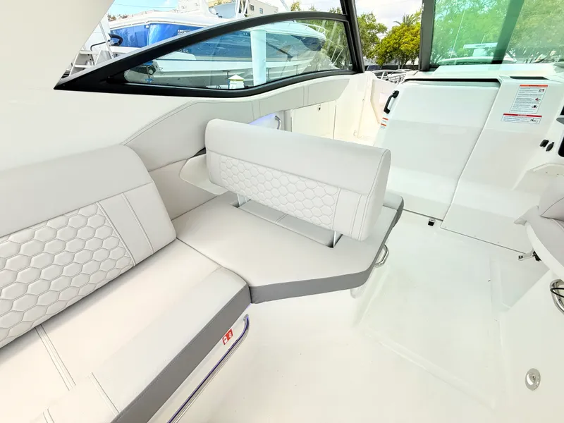 Slide: The Image of Sea Ray Sundancer 320 Outboard 2026 - 41