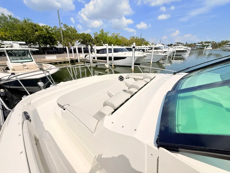 Slide: The Image of Sea Ray Sundancer 320 Outboard 2026 - 55