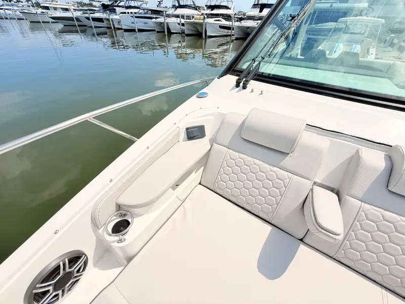 Slide: The Image of Sea Ray Sundancer 320 Outboard 2026 - 63