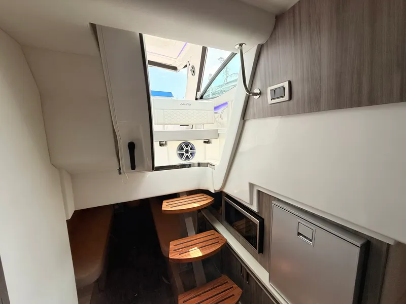 Slide: The Image of Sea Ray Sundancer 320 Outboard 2026 - 81