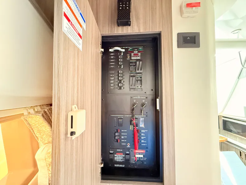 Slide: The Image of Sea Ray Sundancer 320 Outboard 2026 - 82