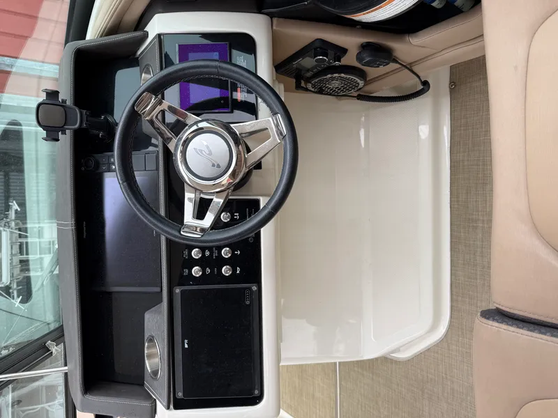 Slide: The Image of Sea Ray 350 SLX OB 2018 - 6