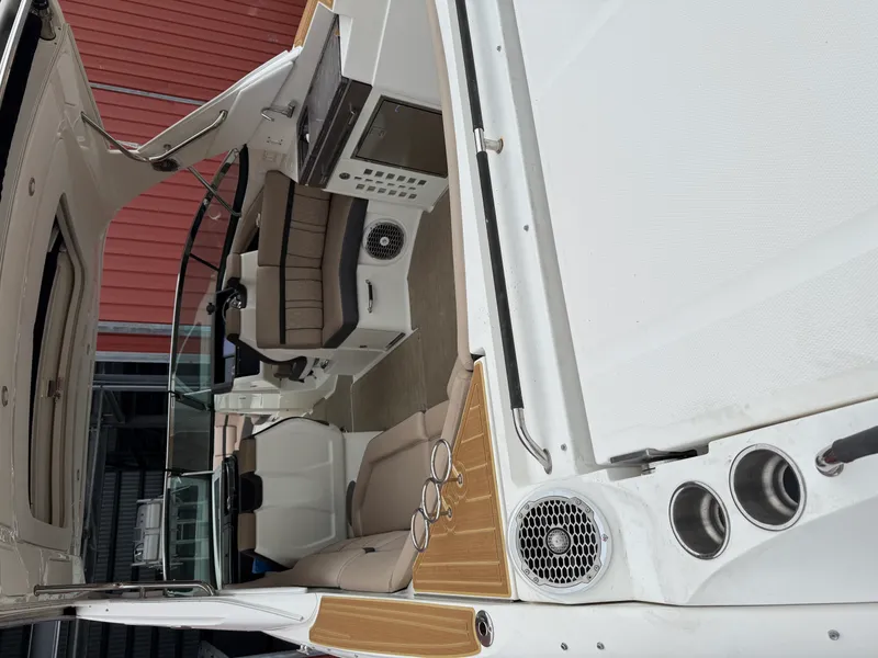 Slide: The Image of Sea Ray 350 SLX OB 2018 - 9